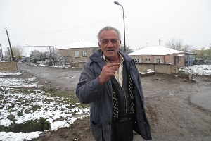 «Կայֆավատ ե՞ս ինում մեզ յիրա, իլածը Երեւան են տանում, հի՜նչ գյուղապետ, հի՜նչ պյան …»