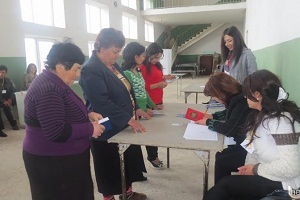«Չեմ իմանում, գրպանիս մեջ մի հատ 100 հազարանոցն ա լավ, թե՝ 100 հատ հազար դրամանոցը», -ասում է տեղական հանրաքվեի ընտրության մասնակիցը