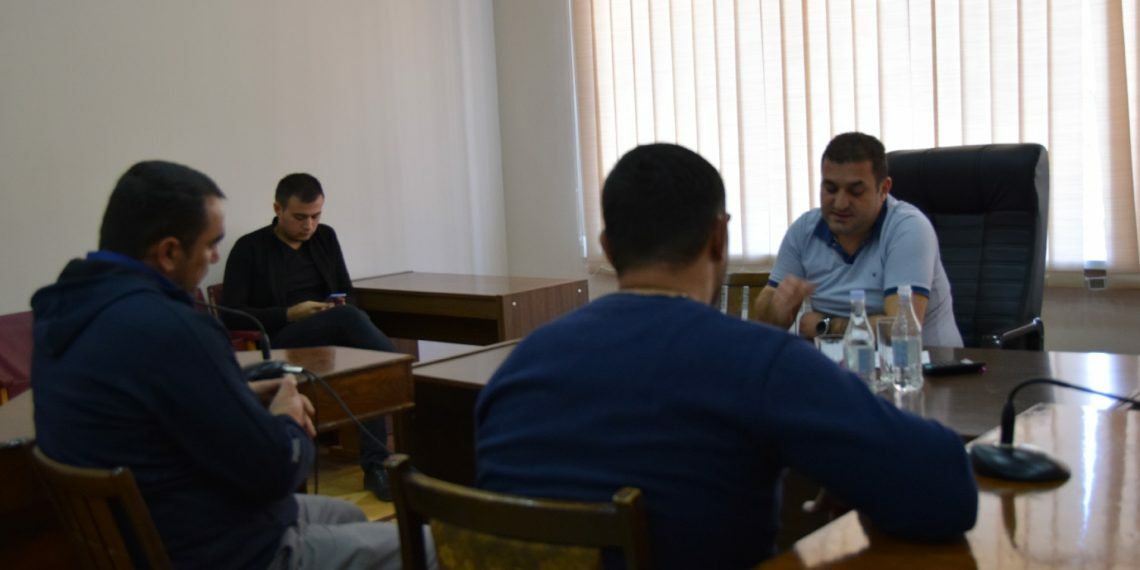 Լոտի համար գրանցված երկրորդ հայտատուն   հաճախ   ձեւական մասնակից է